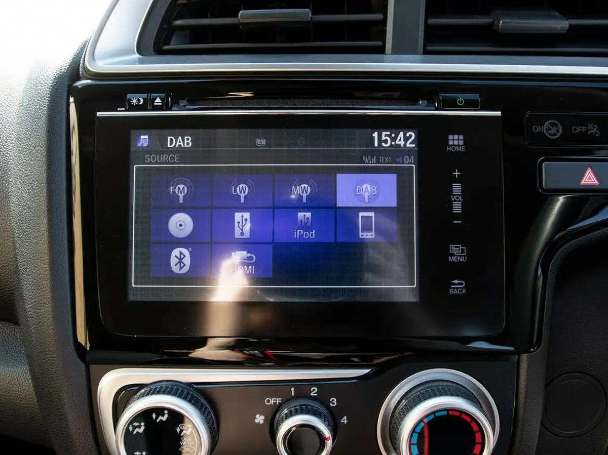 2018-honda-jazz-13-i-vtec-se-navi-cvt-big-24