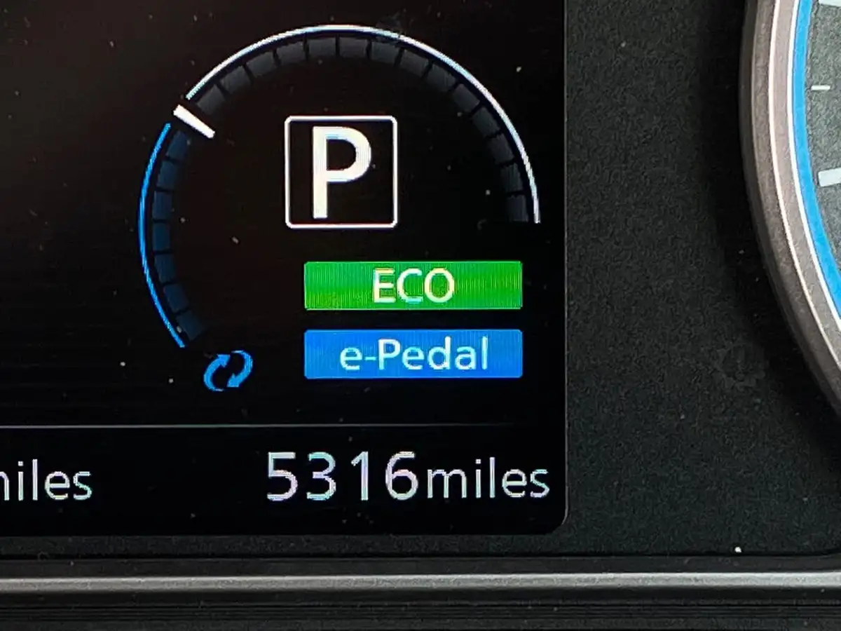2024-nissan-leaf-e-tekna-39kwh-big-42