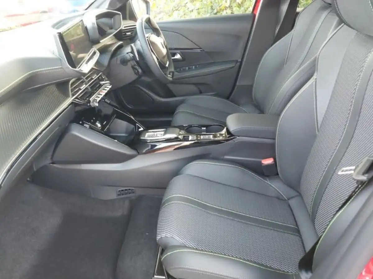 2025-peugeot-208-12-puretech-gt-100ps-hybrid-e-dsc6-big-4