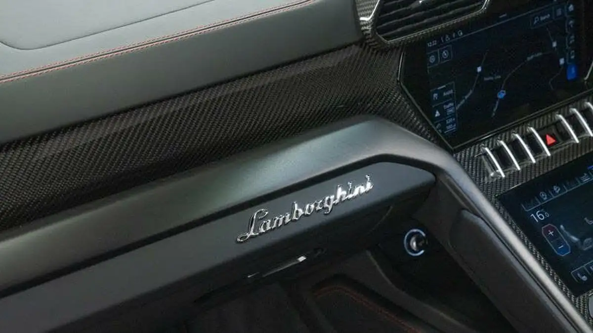 2021-lamborghini-urus-40-no-trim-big-27