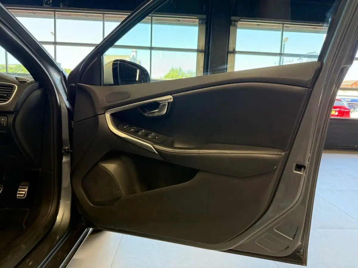 2014-volvo-v40-16td-d2-r-design-big-15