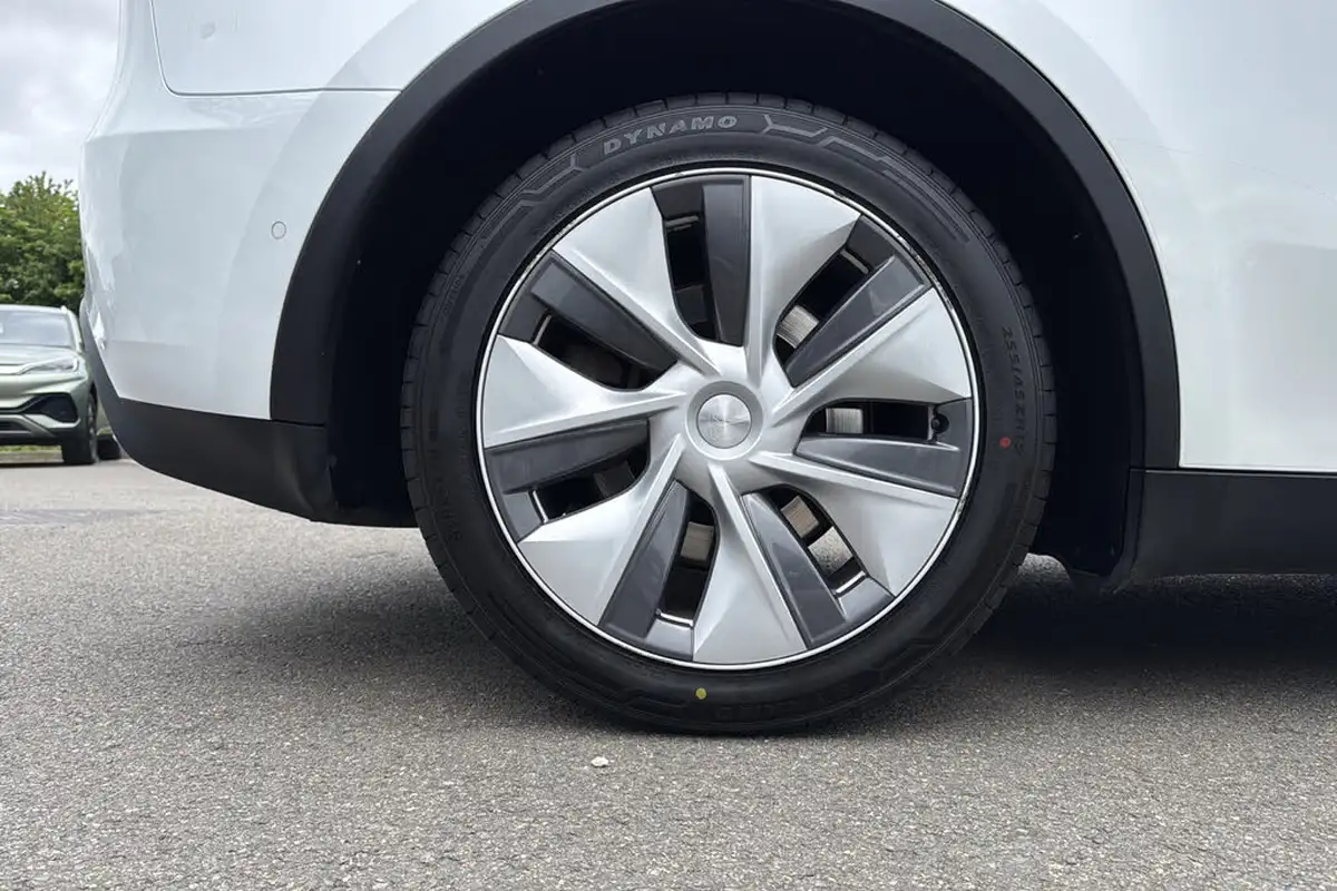 2022-tesla-model-y-e-long-range-big-7