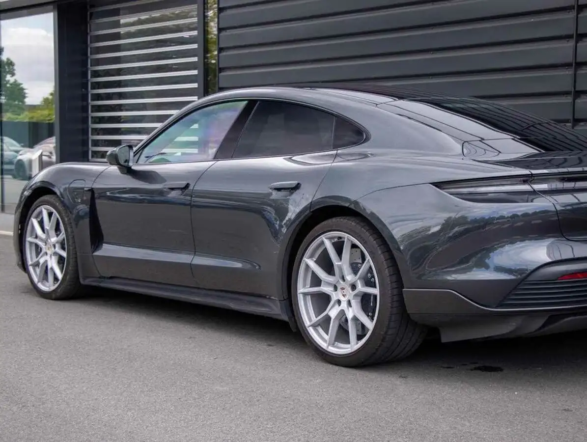2020-porsche-taycan-e-turbo-s-big-20