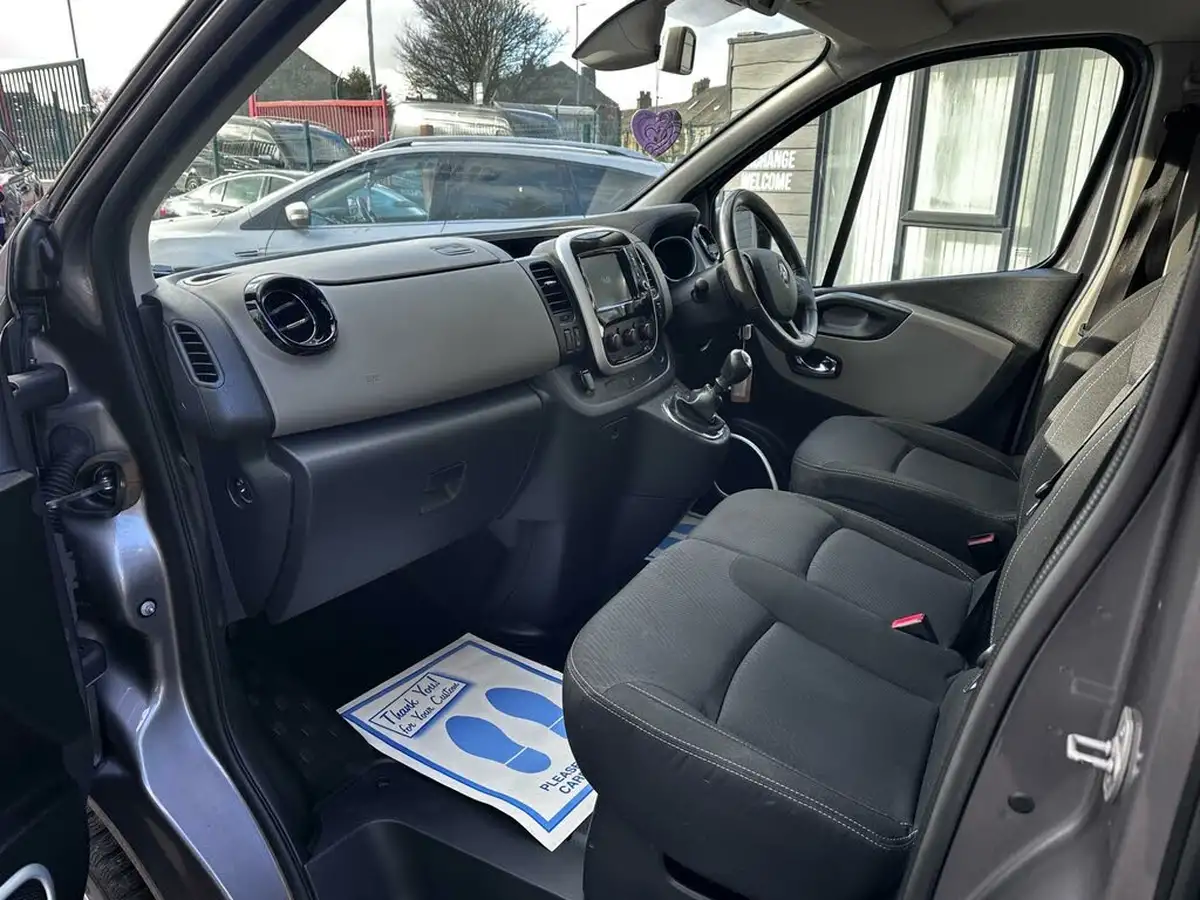 2019-renault-trafic-16dci-ll29-120-sport-nav-eu6c-bus-9-seats-big-26
