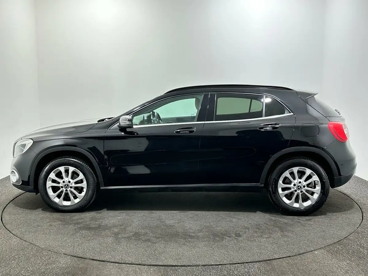 2017-mercedes-benz-gla-class-21d-gla-200d-se-executivess-7g-dct-big-3