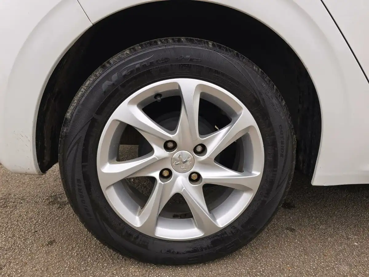 2015-peugeot-208-12-puretech-active-5d-big-32
