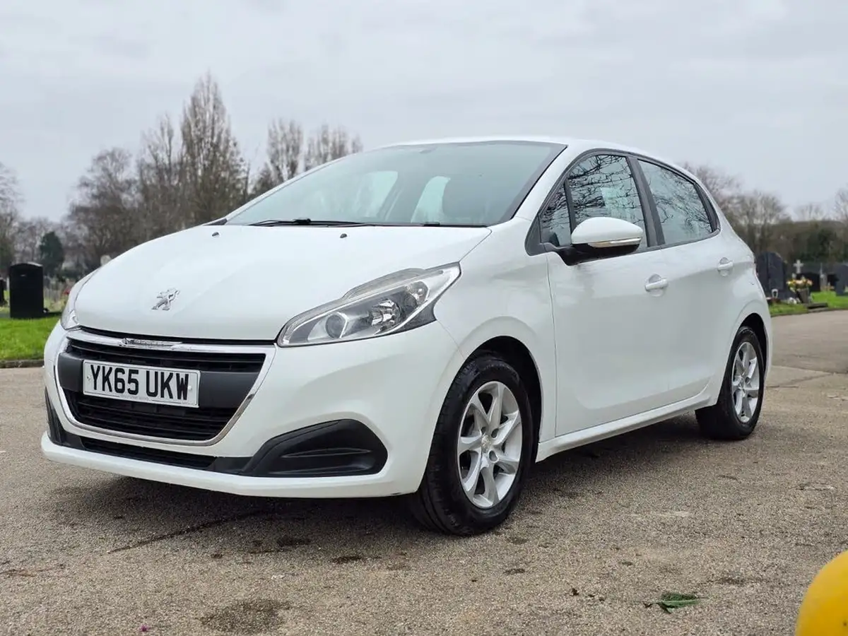 2015-peugeot-208-12-puretech-active-5d-big-8