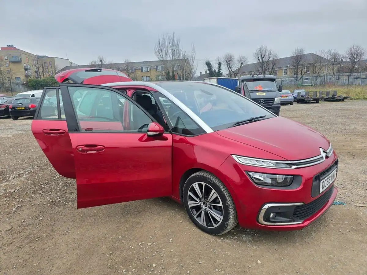 2016-citroen-grand-c4-picasso-16bluehdi-feel-eat6-big-4