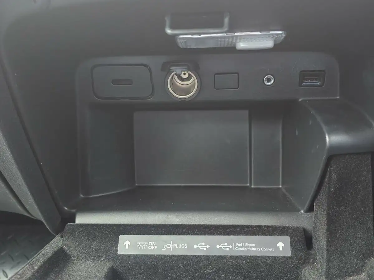 2016-citroen-grand-c4-picasso-16bluehdi-feel-eat6-big-28