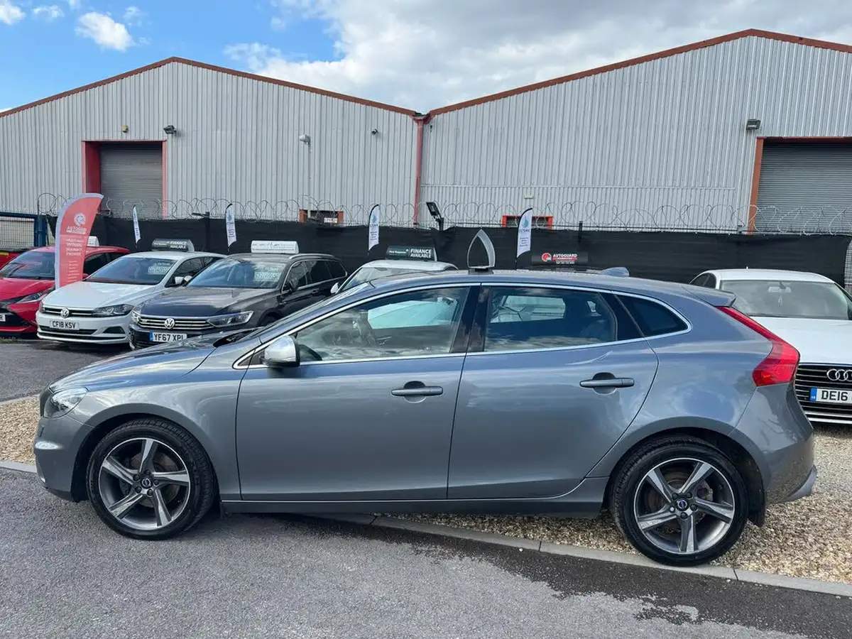 2015-volvo-v40-20td-d2-r-design-lux-nav-big-12