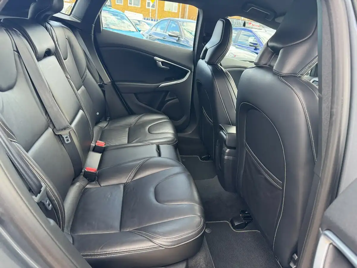 2015-volvo-v40-20td-d2-r-design-lux-nav-big-36
