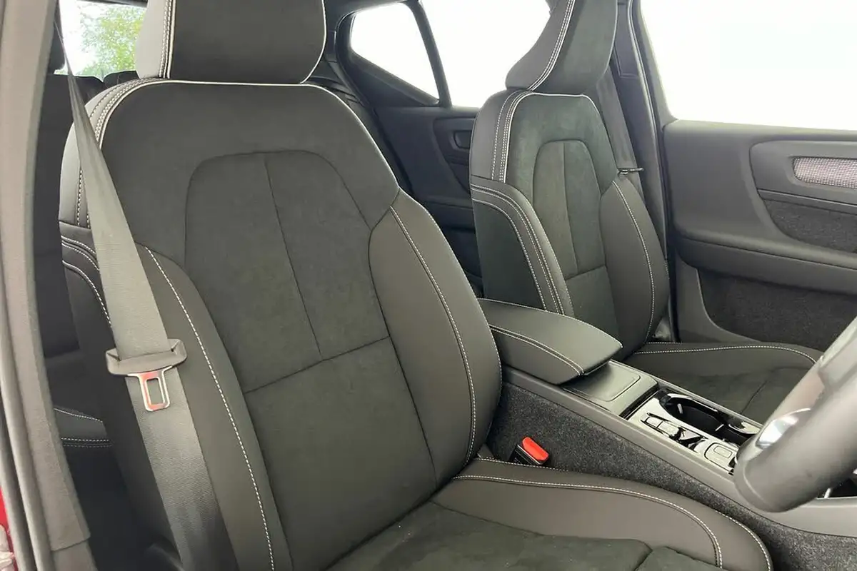 2024-volvo-xc40-20-b3-plus-big-28