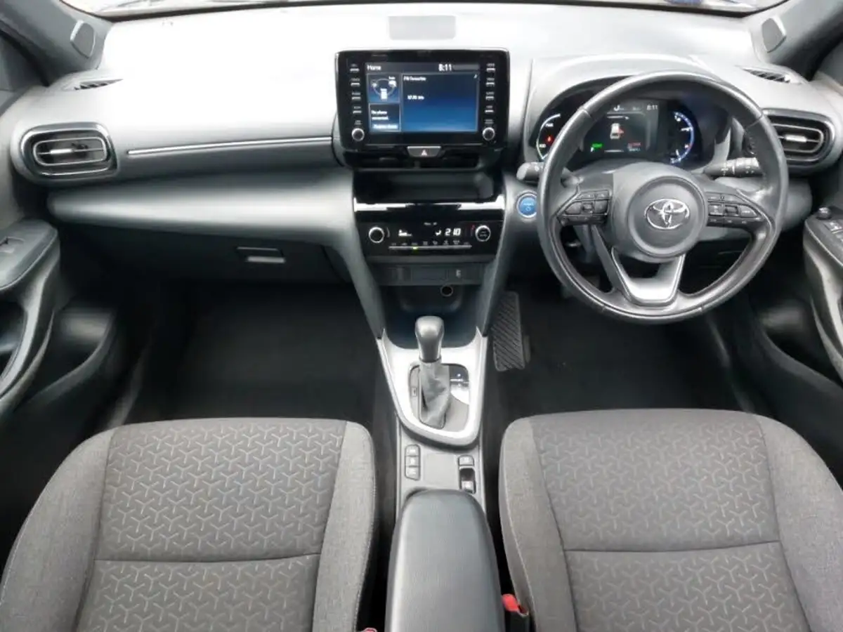 2022-toyota-yaris-15-vvt-i-design-panoramic-roof-big-2