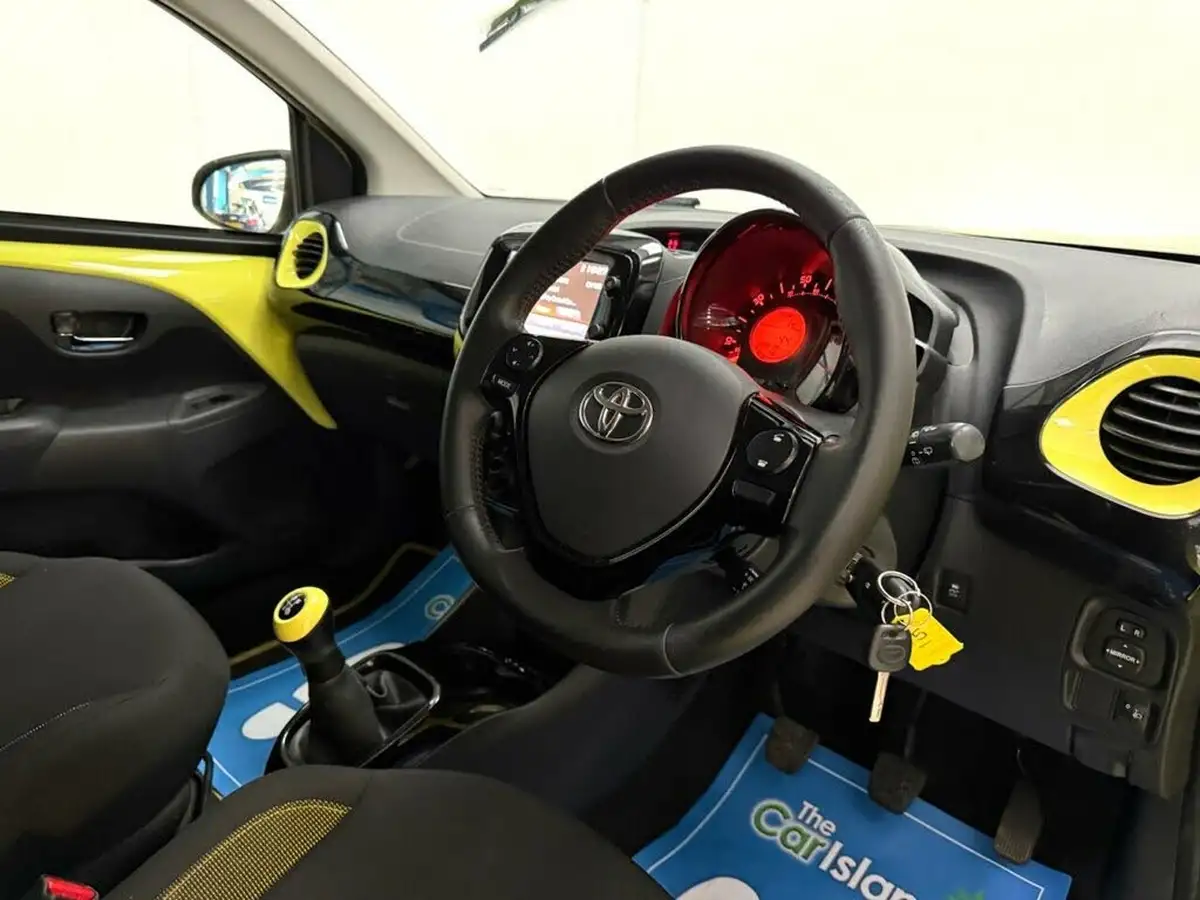2016-toyota-aygo-10-vvt-i-x-cite-3-bi-tone-yellow-3d-big-15