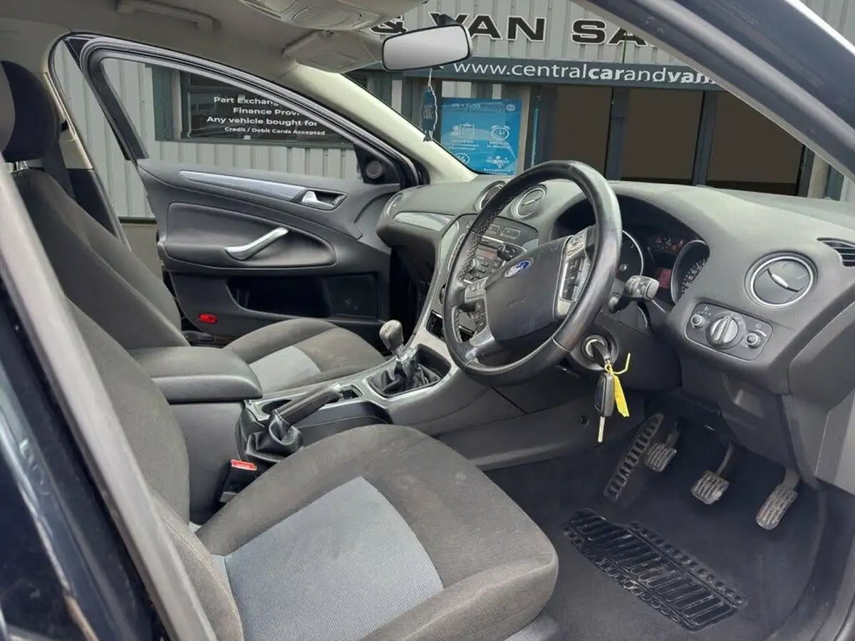 2012-ford-mondeo-20tdci-edge-140-hatchback-big-34