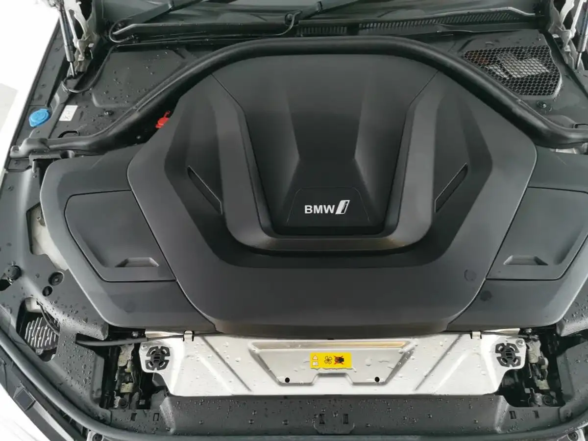 2022-bmw-i4-e-edrive40-m-sport-big-38