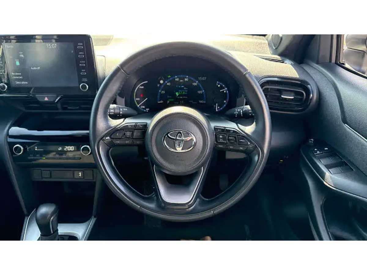 2021-toyota-yaris-15-vvt-i-design-panoramic-roof-big-5