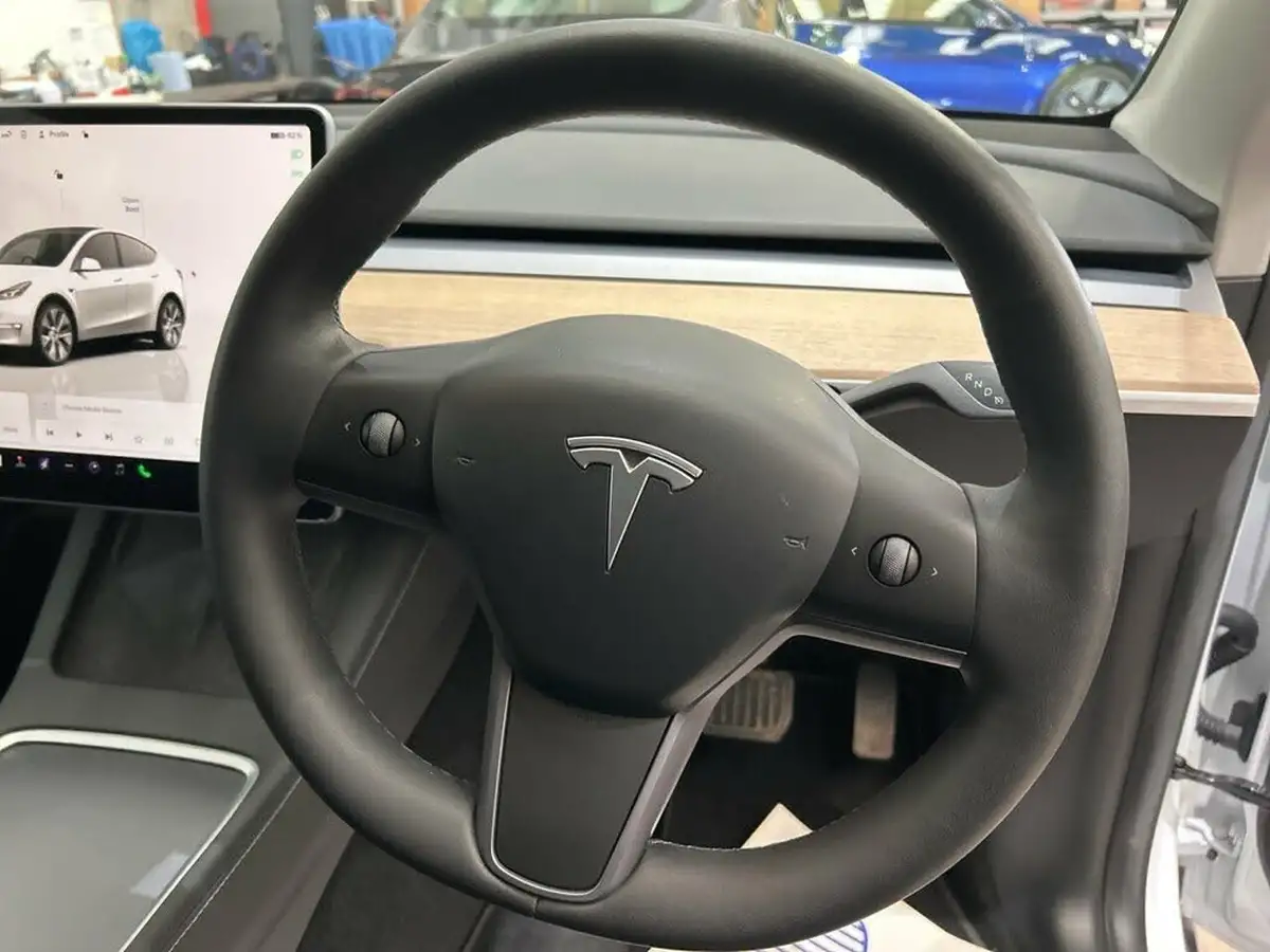 2022-tesla-model-y-e-long-range-big-11