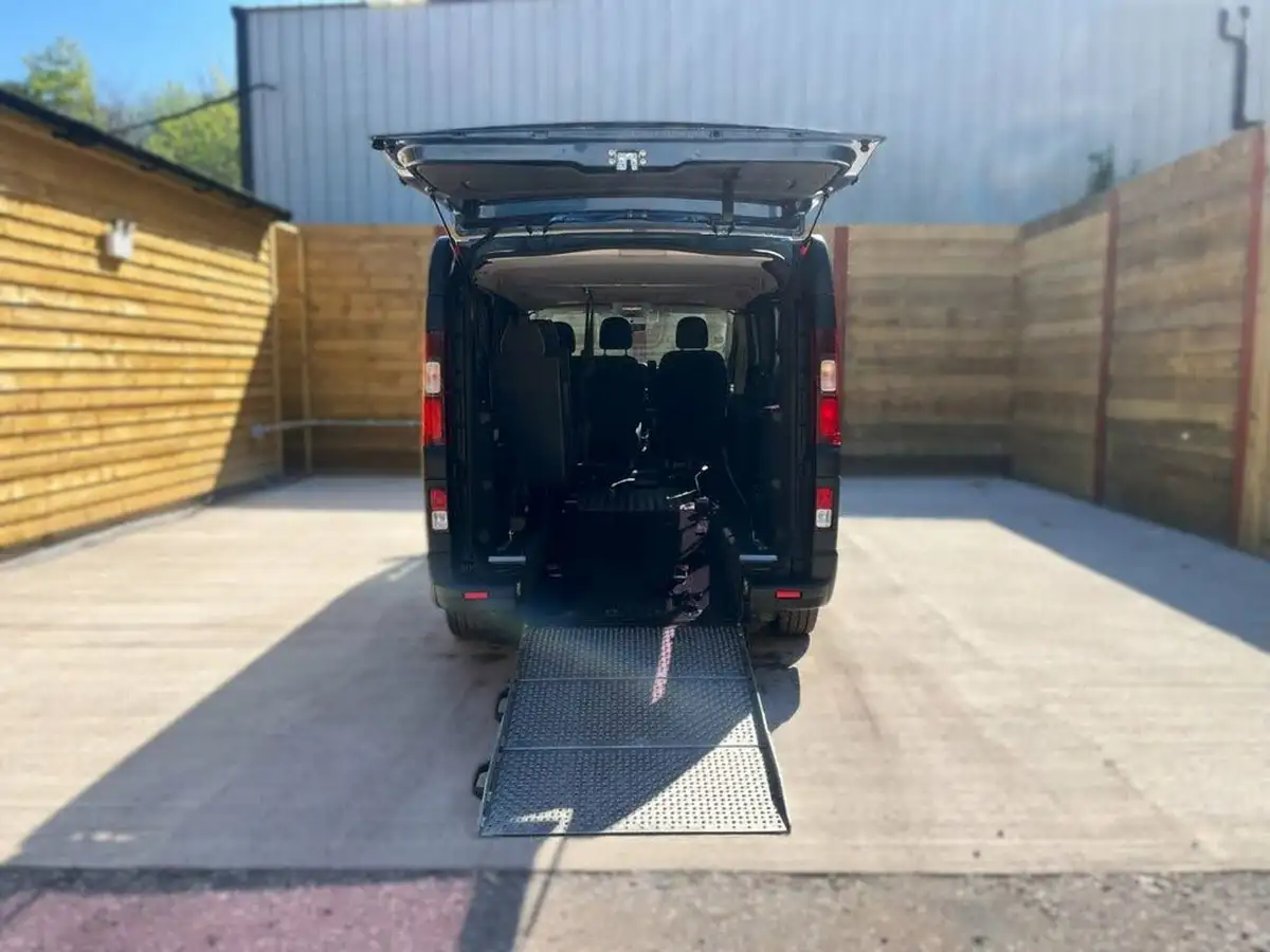 2017-vauxhall-vivaro-16cdti-2900-l2h1-95pseu6-ss-9-seats-combi-big-2