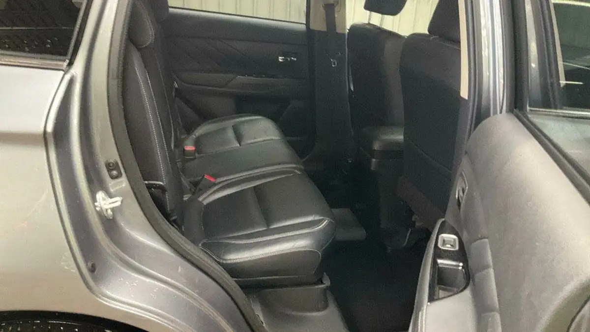 2016-mitsubishi-outlander-20-gx4h-phev-big-3
