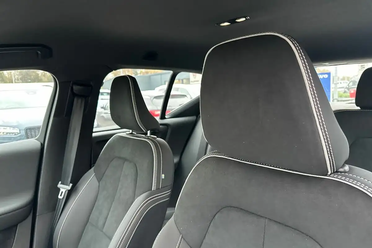 2024-volvo-xc40-20-b3-plus-big-21