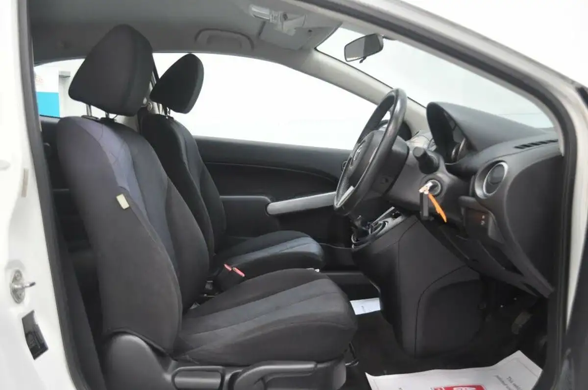 2012-mazda-mazda2-13-tamura-3d-big-12
