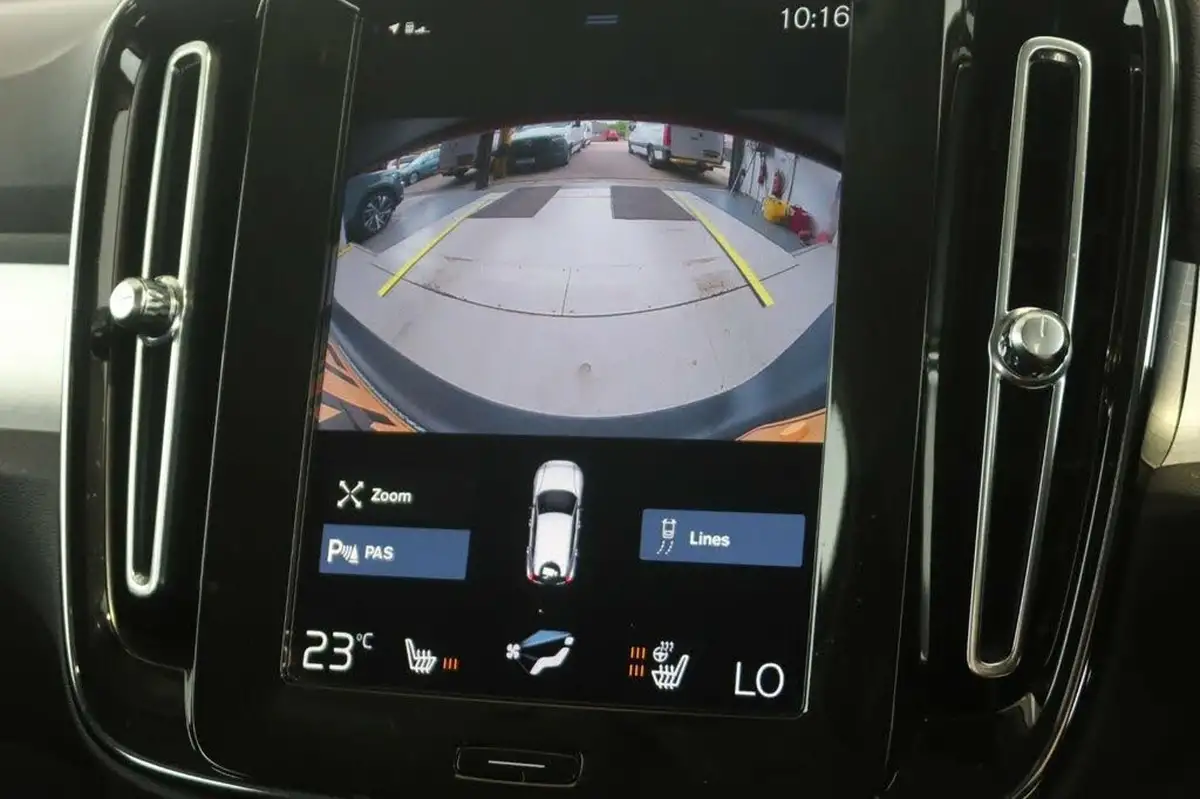 2021-volvo-xc40-15-t3-momentum-161bhp-big-13
