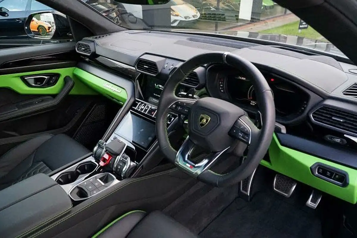 2023-lamborghini-urus-40-no-trim-big-12