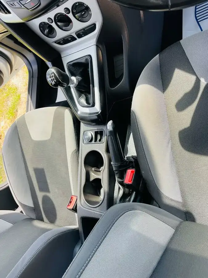 2013-ford-focus-16tdci-zetec-115ps-estate-big-18