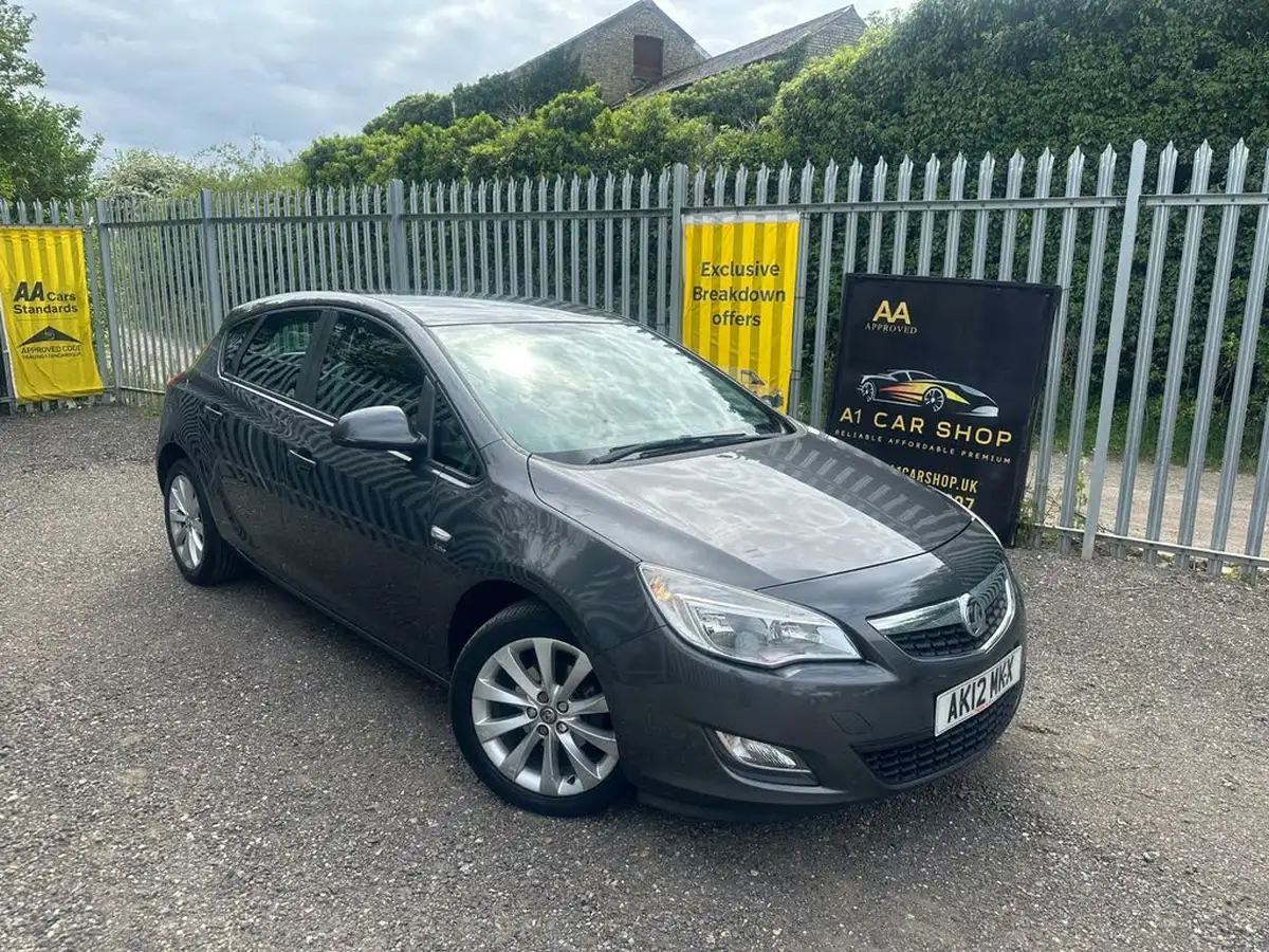 2012-vauxhall-astra-14-active-big-0