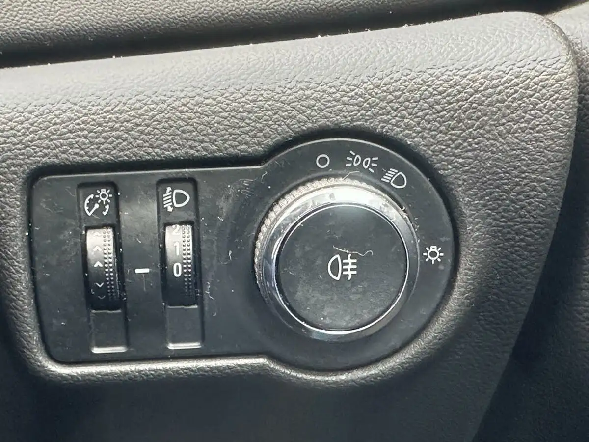 2012-vauxhall-astra-14-active-big-24
