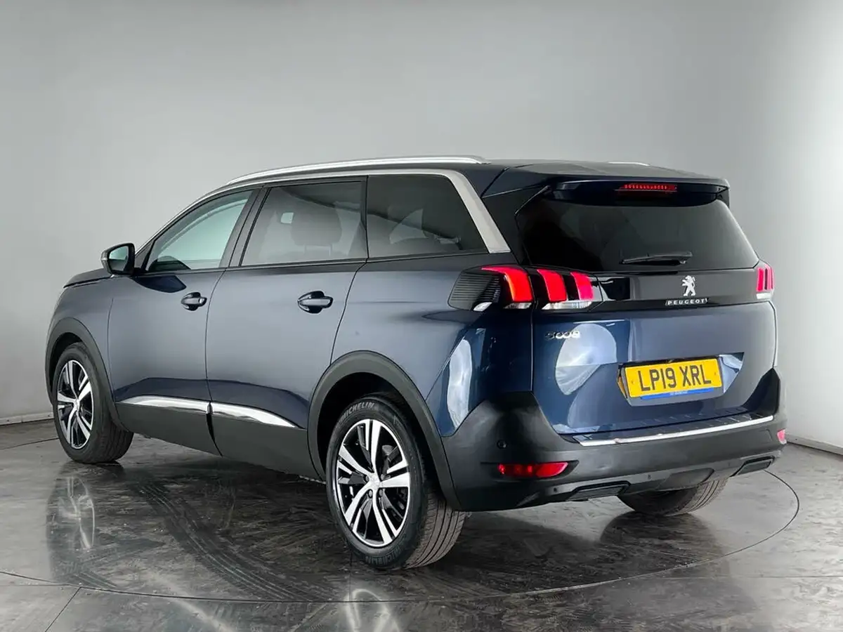 2019-peugeot-5008-suv-12-puretech-allure-eat8-big-3
