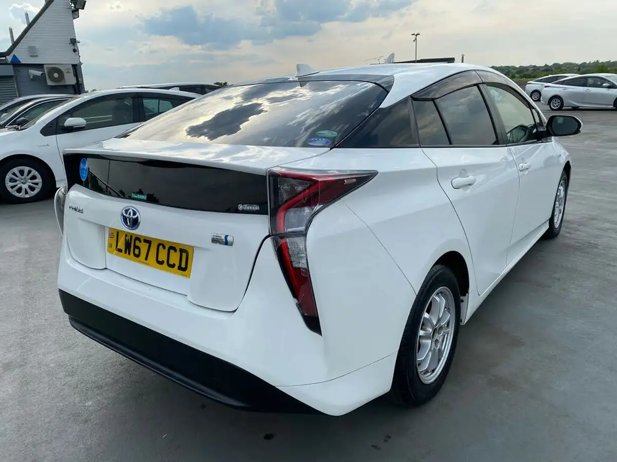 2018-toyota-prius-hybrid-big-13