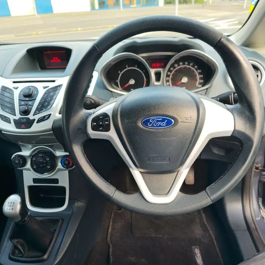 2011-ford-fiesta-14-zetec-3d-big-10