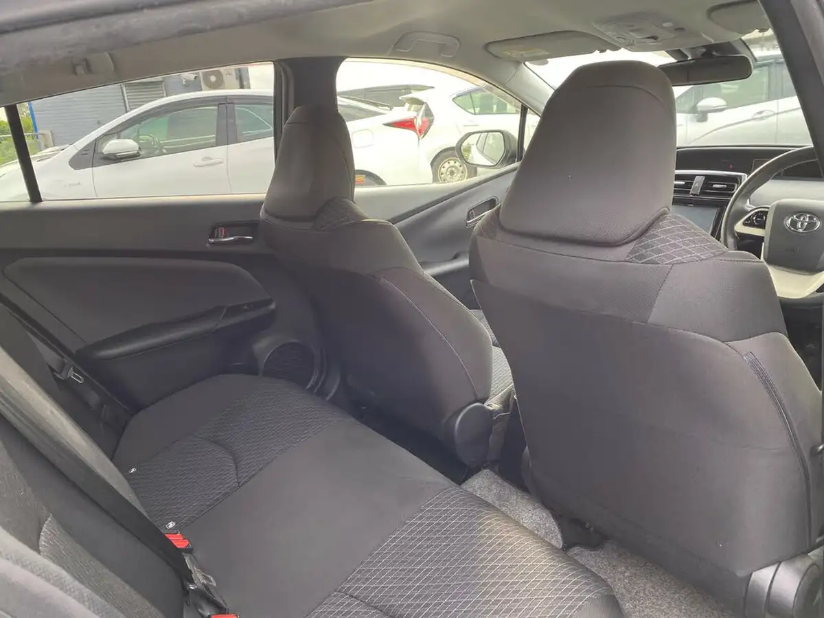 2018-toyota-prius-hybrid-big-37