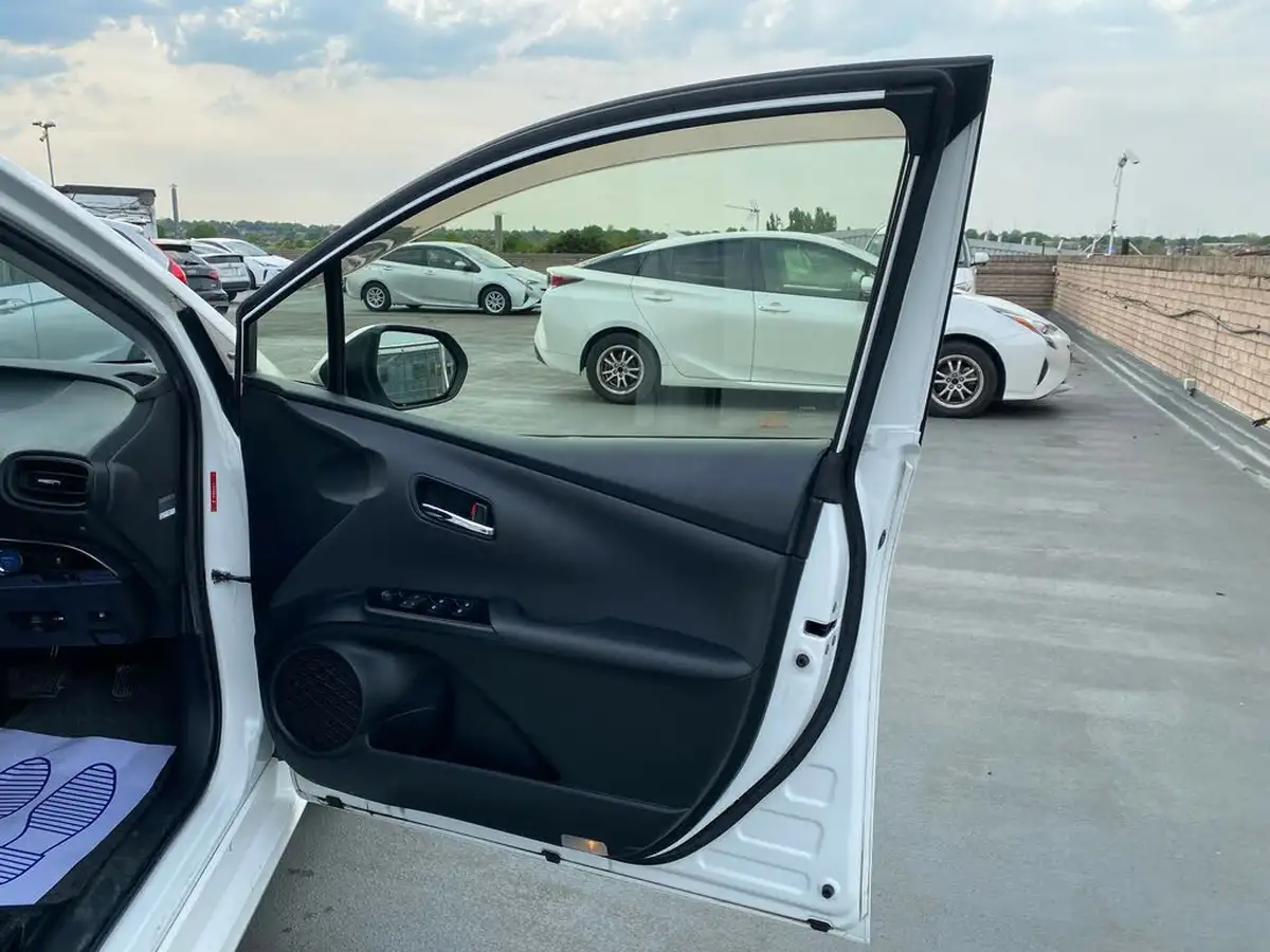 2018-toyota-prius-hybrid-big-41