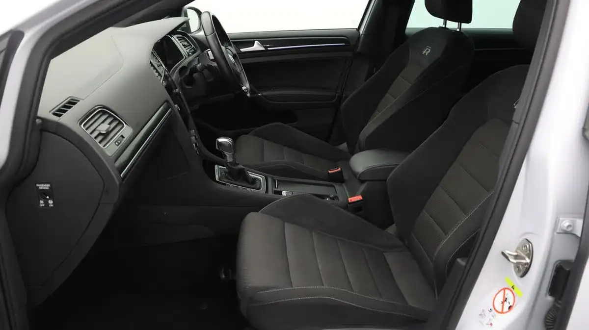 2019-volkswagen-golf-20-tsi-r-300ps-hatchback-5d-dsg-big-13