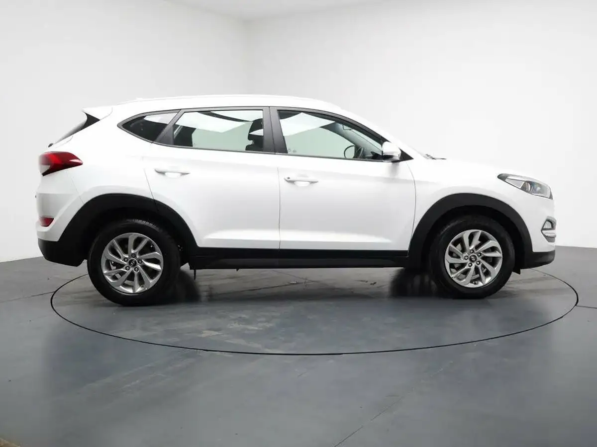 2016-hyundai-tucson-17crdi-blue-drive-se-nav-116ps-big-13