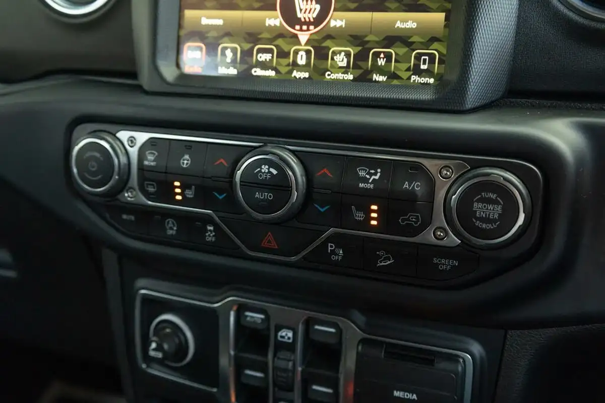 2019-jeep-wrangler-20-gme-overland-hard-5d-big-27