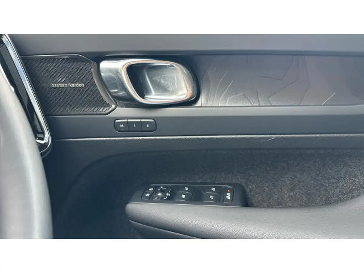 2023-volvo-xc40-15-t5-ultimate-dark-big-14
