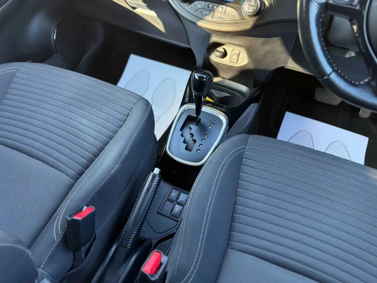 2016-toyota-yaris-15-vvt-i-design-hybrid-big-52