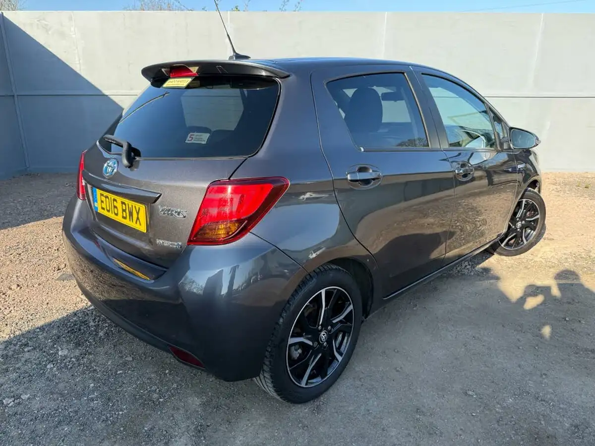 2016-toyota-yaris-15-vvt-i-design-hybrid-big-4
