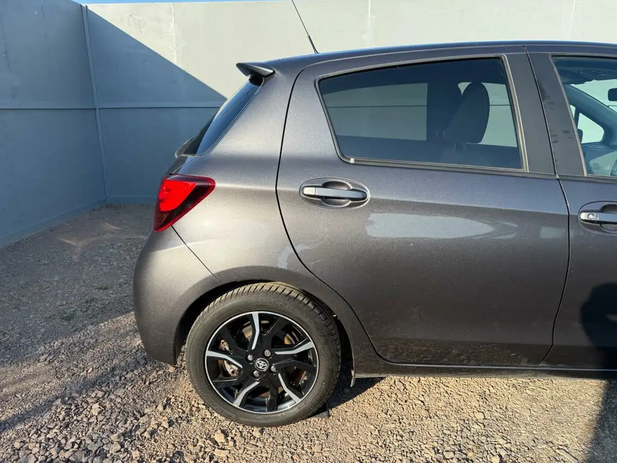 2016-toyota-yaris-15-vvt-i-design-hybrid-big-28