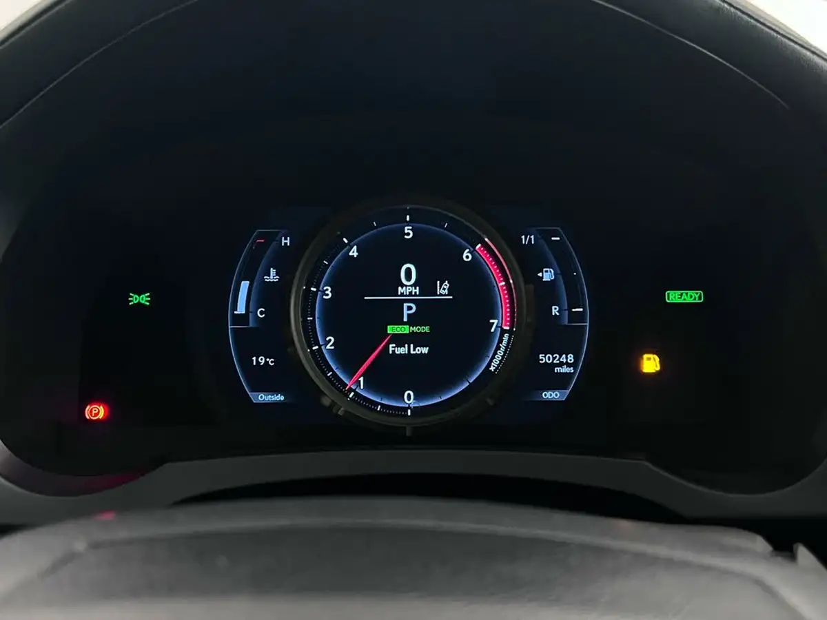 2017-lexus-is-300h-25-f-sport-big-22