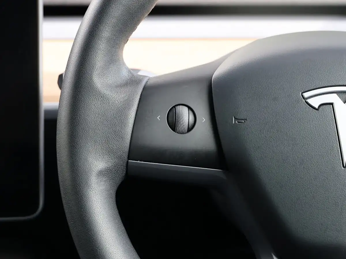 2022-tesla-model-y-e-long-range-big-79