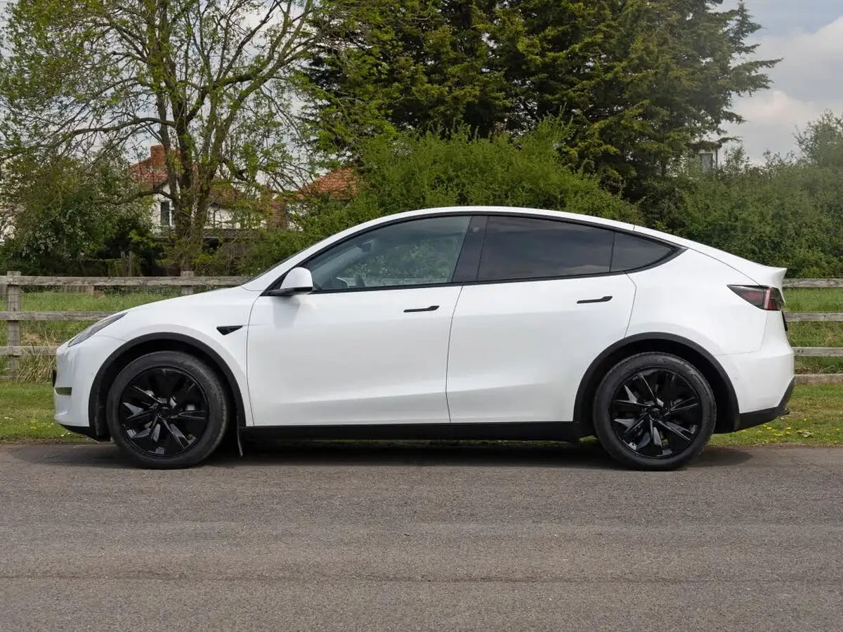2022-tesla-model-y-e-long-range-big-3