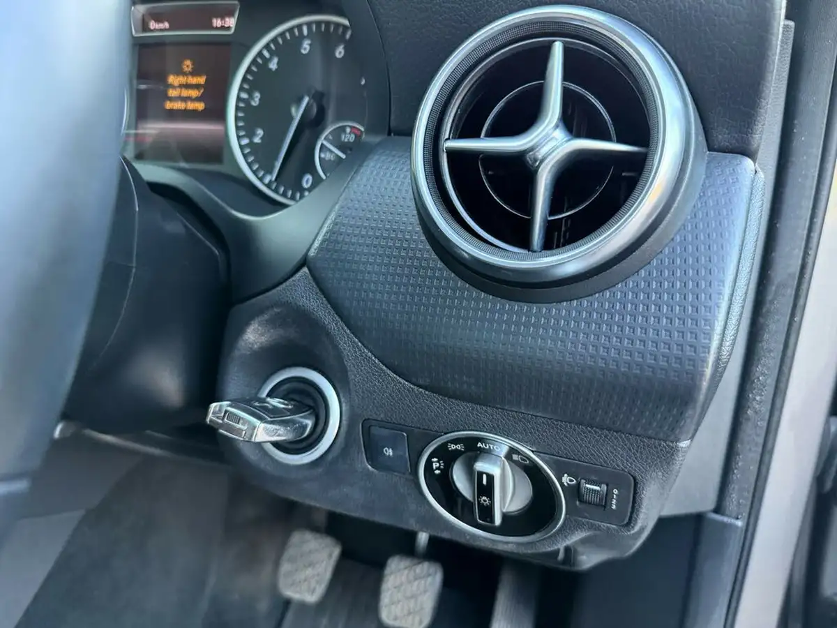 2014-mercedes-benz-a-class-16-a180-se-big-44