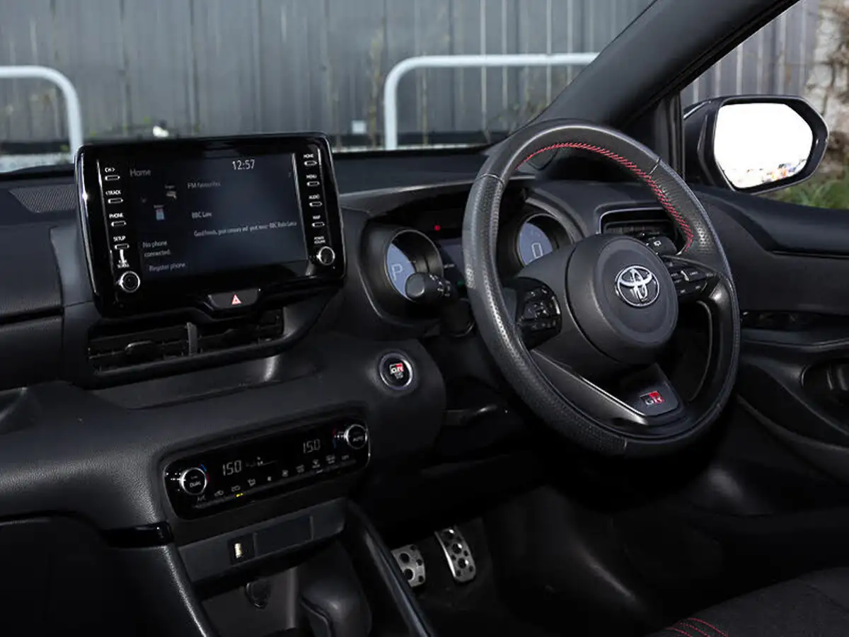 2022-toyota-yaris-15-vvt-i-gr-sport-big-12