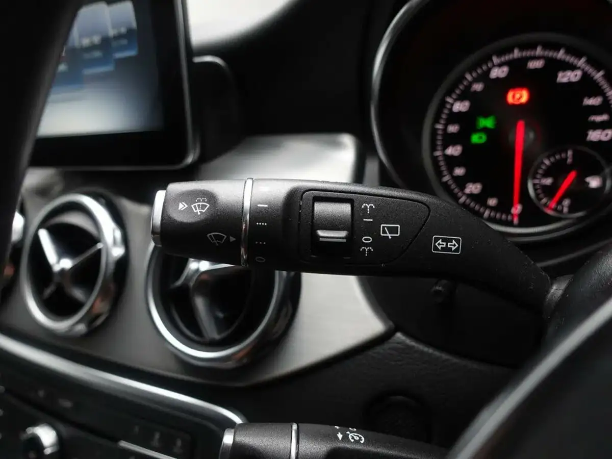 2017-mercedes-benz-gla-class-21d-gla-200d-amg-line-ss-big-26