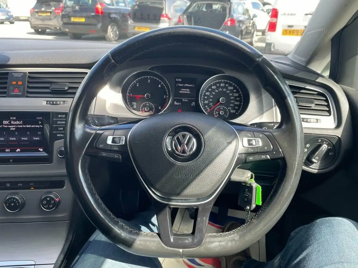 2015-volkswagen-golf-20tdi-match-ss-5d-big-11
